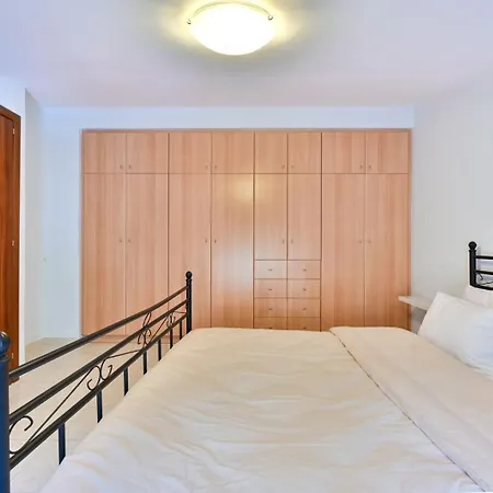 Aura House Σκροπονέρια